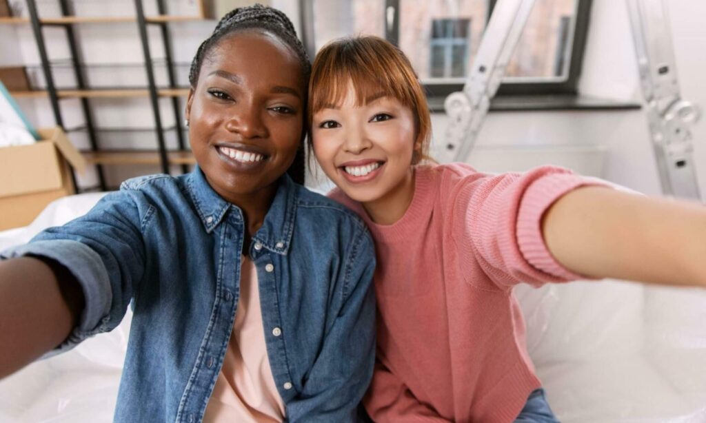 Girls learning about preventing lesions of the eye